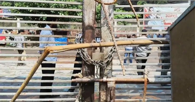 ডুয়েটের ফটকে তালা